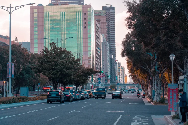Lighting Trends 2027: Smarter, More Integrated Solutions 1 City street bustling with cars and skyscrapers during daytime in a modern urban setting